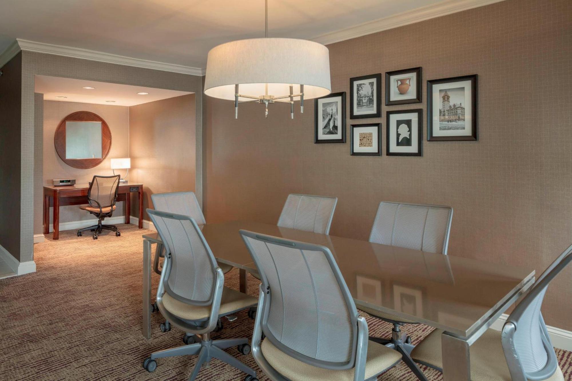 קיימברידג' Sheraton Commander Hotel מראה חיצוני תמונה
