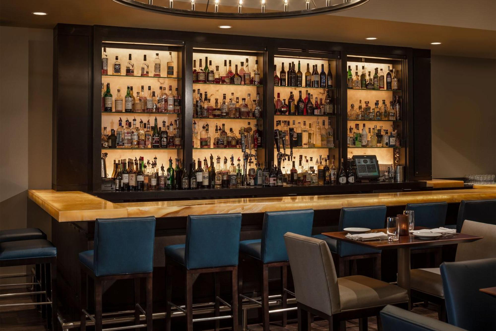 קיימברידג' Sheraton Commander Hotel מראה חיצוני תמונה